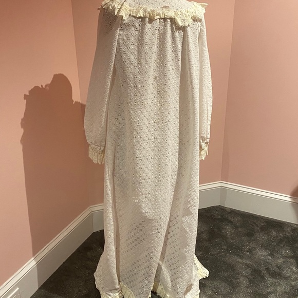 SOLD Vintage 60s lace eyelet bathrobe - Picture 2 of 4